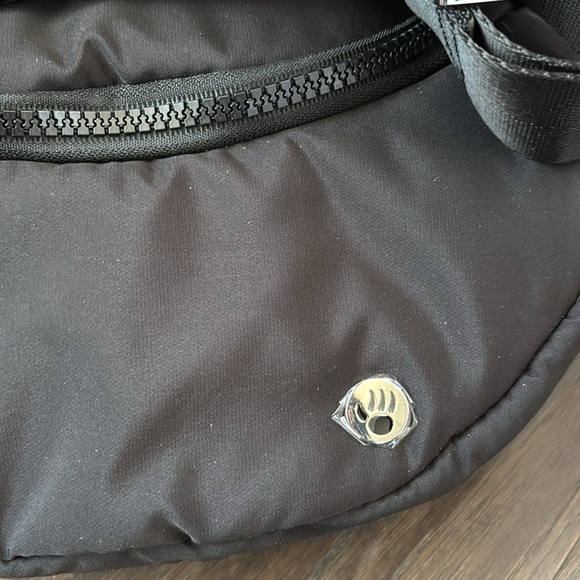 BEARPAW Crossbody/waist bag/fanny pack, double zip compartments + ear pod case - Picture 3 of 14